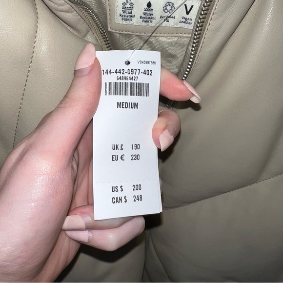 NWT! Abercrombie & Fitch - Oversized Vegan Leather Puffer - Cream - Picture 3 of 6